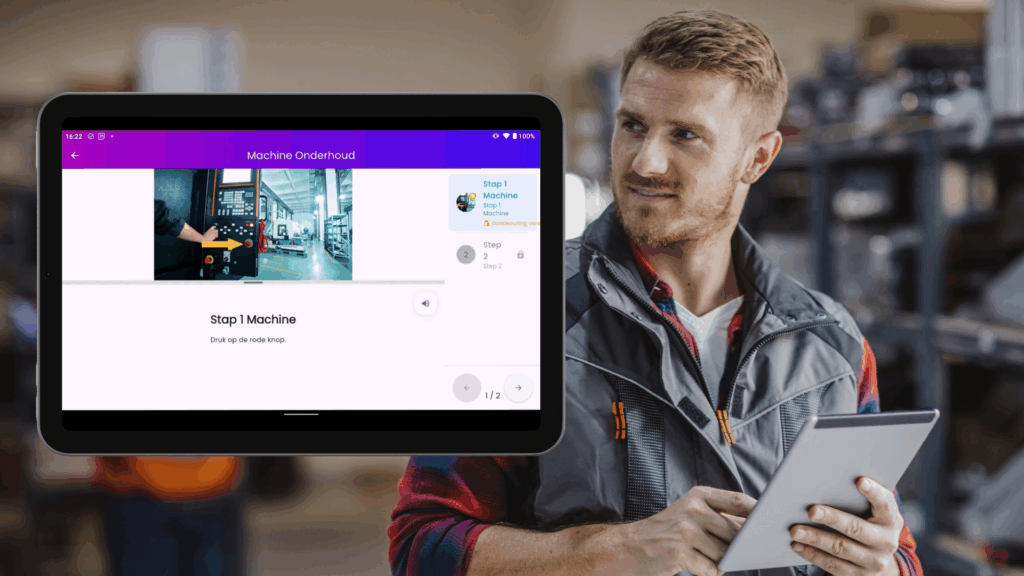 Een man met een tablet in zijn hand, industriële setting met Viraguides
