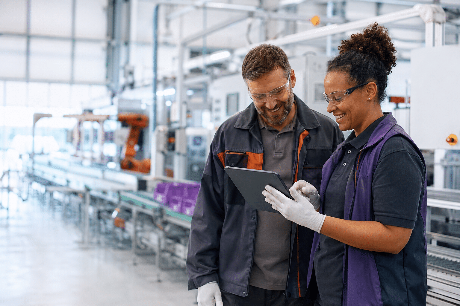 Medewerkers borgen processtappen met een digitale workflow op een tablet